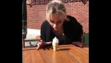La muchacha oculta un helado con su boca