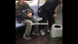 Man opent een draagbaar toilet en neemt een dump op de trein