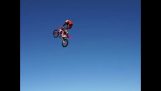 Dirt Bike Jumping și parașutism