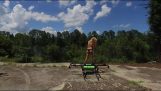 Kvinde i bikini fluer drone