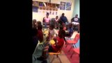 Kindergarten pojke svär på sin lärare