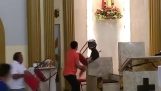 Man megtámadja templom megtörni tárgyak (Brazília)