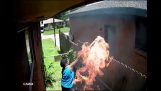 Inspelad av sin egen säkerhet kameran medan sätta eld på grannens hus