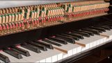 Nintendo-spellen audio gespeeld door een speler piano en een robot percussie