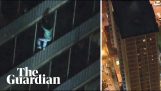 Człowiek zstępuje 19 piętra przez elewacji wieży Philadelphia ucieczki płomienie