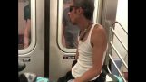 Един човек на мотоциклет на метрото влак