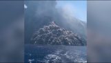 Θαλάσσιο σκάφος προσπαθεί να αποφύγει την έκρηξη του ηφαιστείου Stromboli