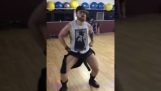 Людина танцює в Ріанні “Робота”