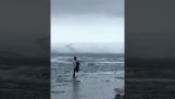 Idiot sidder fast på is (Island)