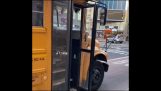 Pessoa jogado fora de ônibus escolar