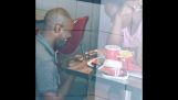 Egy férfi megkéri barátnője, hogy feleségül, míg esznek a KFC (Dél-Afrika)