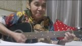 Vanha nainen koiran kanssa laulaa “Laittaa pään olalleni”