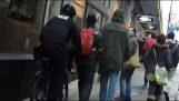 Politieagenten lopen in een voetgangersgebied en hem te arresteren voor obstructie