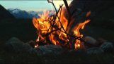 vidéo détente – Campfire dans les montagnes