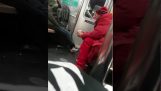 男は、ニューヨークの地下鉄で女の子を誘拐しようとします