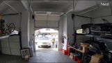 Tesla Model X do garażu z otwartymi drzwiami