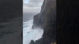 Skypumpe nær en klippe (Færøerne)