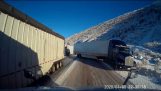 Caminhão grande escapa de acidente na estrada gelada