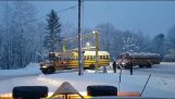 O mașină pentru îndepărtarea zăpezii de autobuze școlare