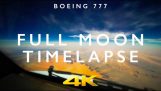 Boeing 777 flyger på en fullmånenatt (Timelapse)
