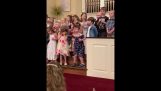 Küçük kız yardım ancak bir okul gösterisi sırasında dans edemez