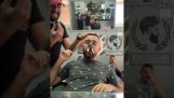 Guy schreit während Gesichts-Wachs entfernen