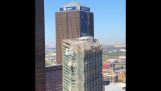 Demolice 100 metrů vysoké budovy v Johannesburgu
