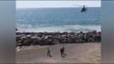 警用直升机排斥人们从海滩