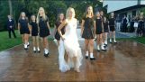 Dansende piger ved et irsk bryllup