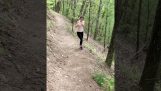 Vrouw ontmoet slang tijdens het wandelen