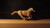 Sculpture d'un cheval en mouvement