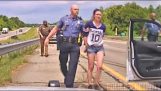 Женщина тащит полицейскую машину во время погони