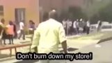 Svart affärsägare konfronterar looters i Los Angeles upplopp (1992)