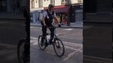 Полицейский на велосипеде пытается покататься
