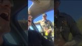 Poliisi yrittää ruiskuttaa kuljettajaa pippurisummalla nopeusrajoituksen ylittämisestä ja kieltäytyä pääsemästä autosta