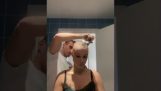 Mann zeigt seiner Freundin seine Unterstützung, nachdem er sich wegen einer Chemotherapie die Haare rasiert hat