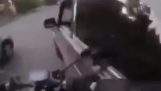 Șoferul aruncă un motociclist de pe motocicletă (Rusia)