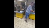 Un uomo russo picchia un altro uomo con una salsiccia