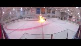 Een zamboni-machine vat vlam op een ijsbaan