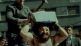 1982 年與傳奇摔跤手桑普森在雅典街頭拍攝的紀錄片