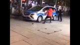 En folkmassa attackerar polisen i Frankfurt (Tyskland)