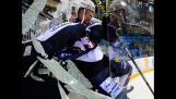 Ein Hockeyspieler bricht das Schutzglas