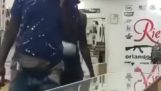 Accidente con granada en una tienda de armas