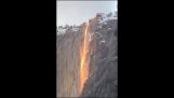 Hot gløder vandfald i Yosemite