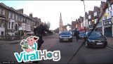 En politibil stopper en mand på scooter