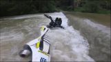 Le courant fluvial conduit aux pilotes de motocyclisme