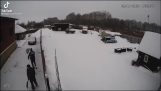 Прибирання снігу з даху ризикує загинути