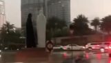 Två gånger med åska kom i Burj Khalif inom en minut