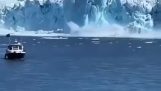 Momentul în care un aisberg se prăbușește