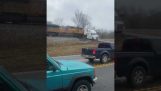 Trene karşı kamyon
